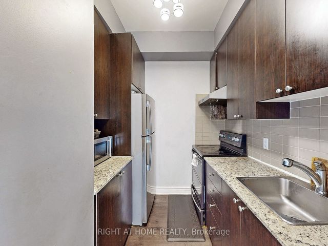 1218 - 181 Village Green Sq