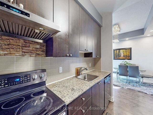 1218 - 181 Village Green Sq