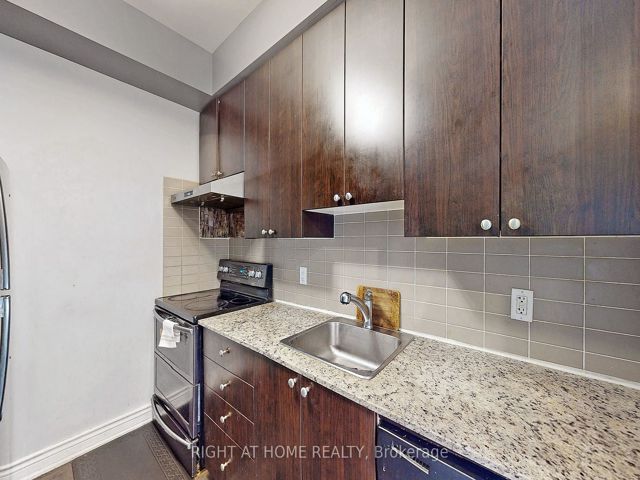 1218 - 181 Village Green Sq