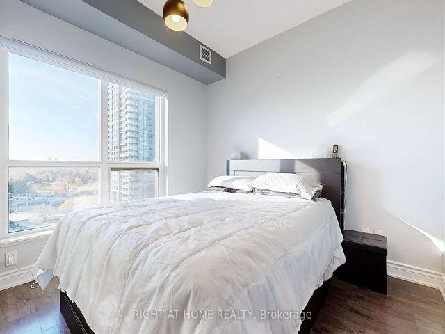 1218 - 181 Village Green Sq