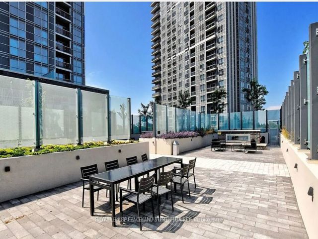 2802 - 225 Village Green Sq