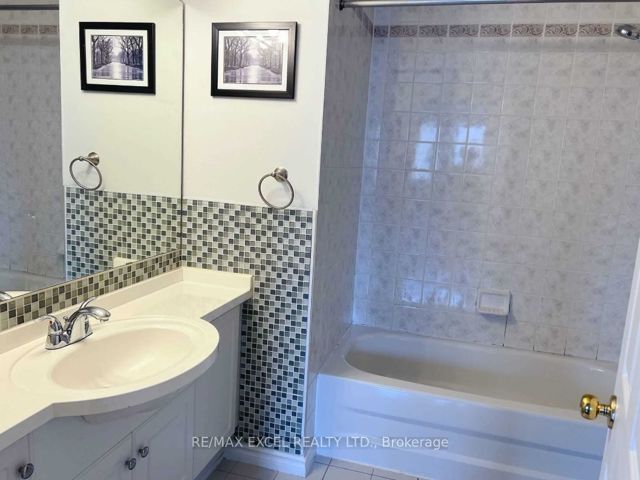 1010 - 28 Rosebank Dr