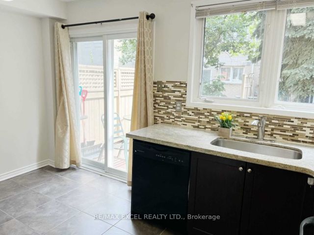 1010 - 28 Rosebank Dr