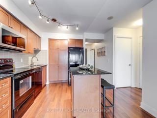 702 - 125 Village Green Sq