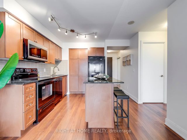 702 - 125 Village Green Sq