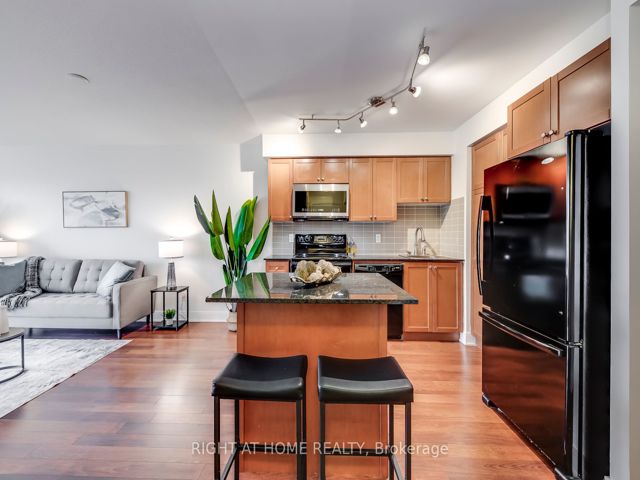 702 - 125 Village Green Sq