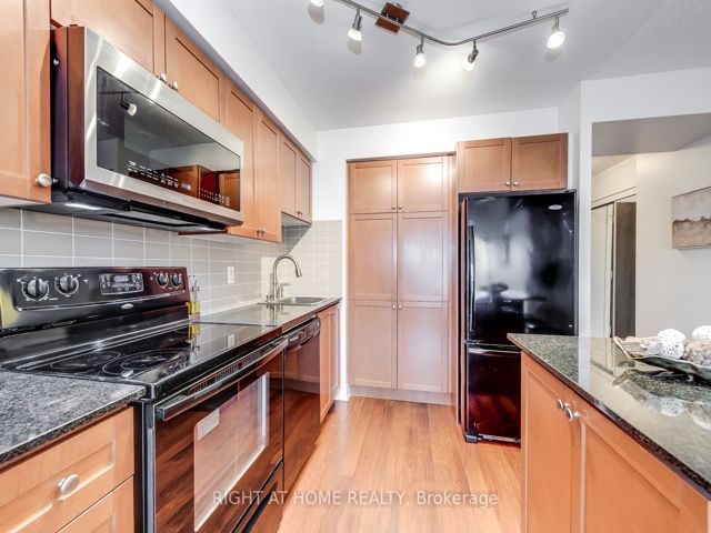 702 - 125 Village Green Sq