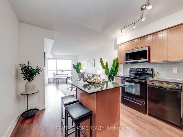 702 - 125 Village Green Sq