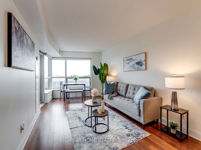 702 - 125 Village Green Sq