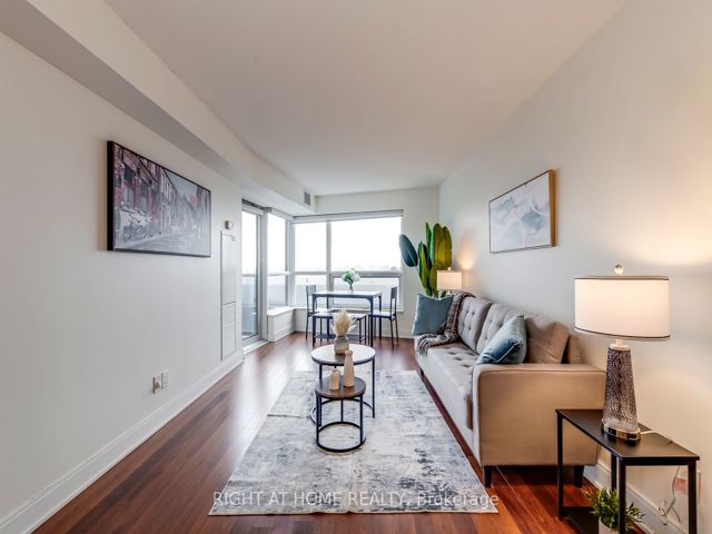 702 - 125 Village Green Sq