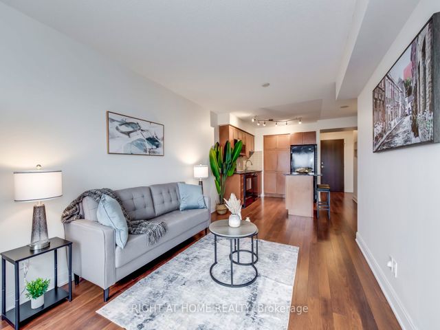 702 - 125 Village Green Sq
