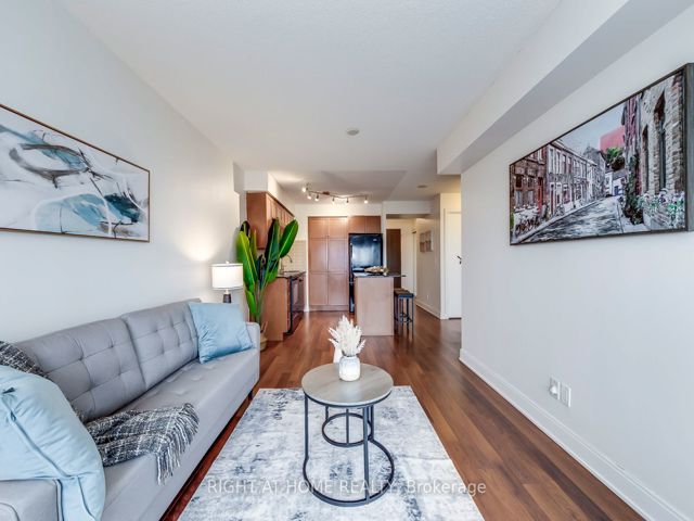 702 - 125 Village Green Sq