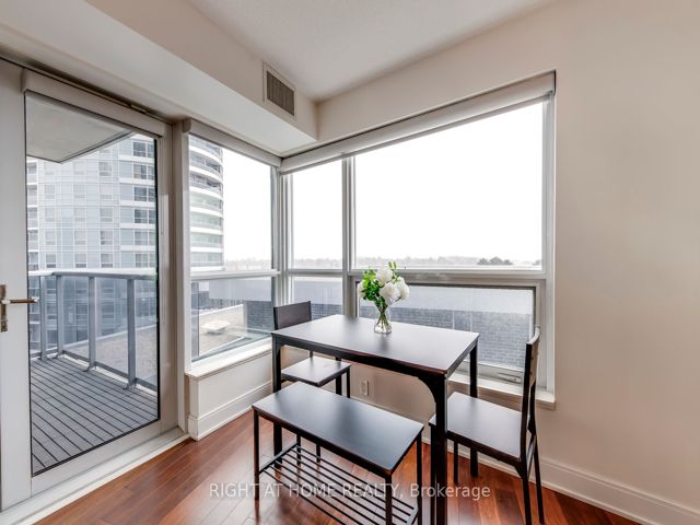 702 - 125 Village Green Sq