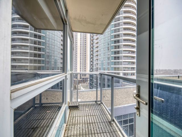 702 - 125 Village Green Sq