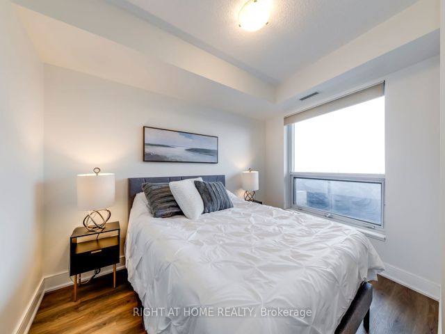 702 - 125 Village Green Sq