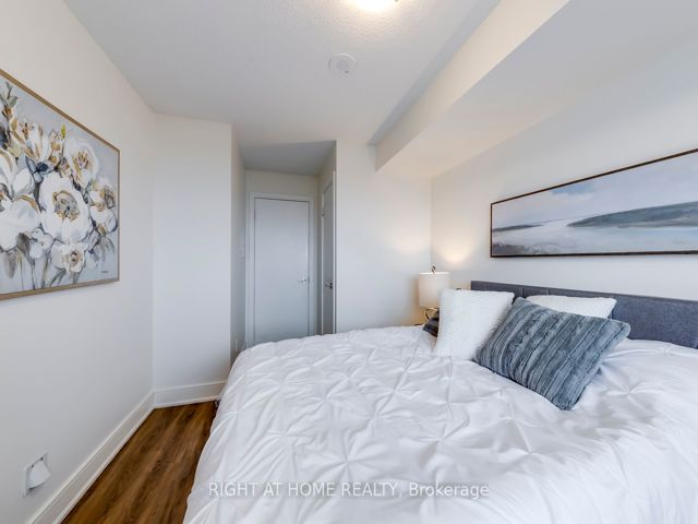 702 - 125 Village Green Sq