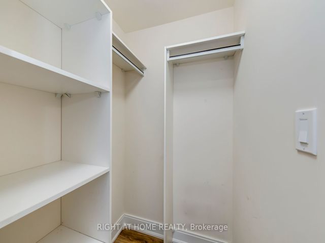 702 - 125 Village Green Sq