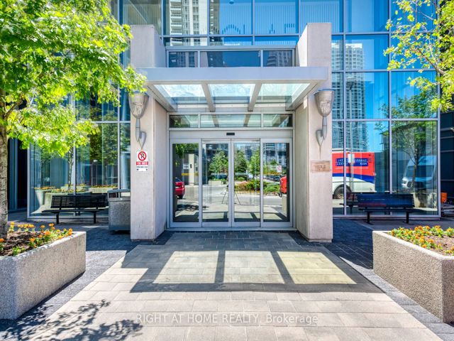 702 - 125 Village Green Sq