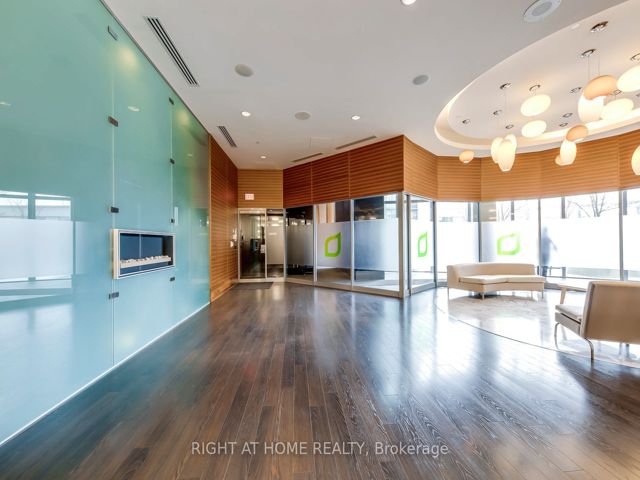 702 - 125 Village Green Sq