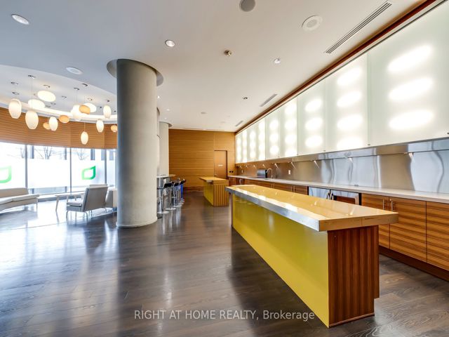 702 - 125 Village Green Sq