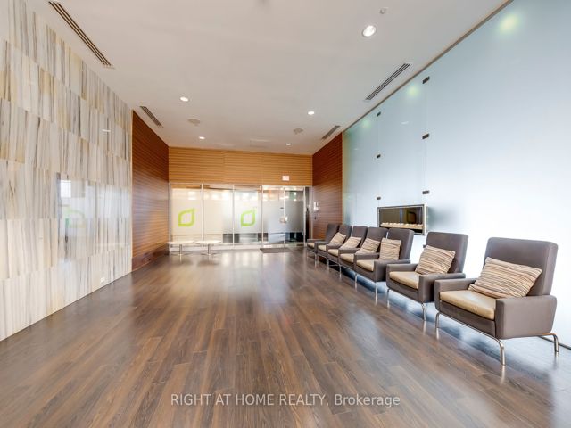 702 - 125 Village Green Sq