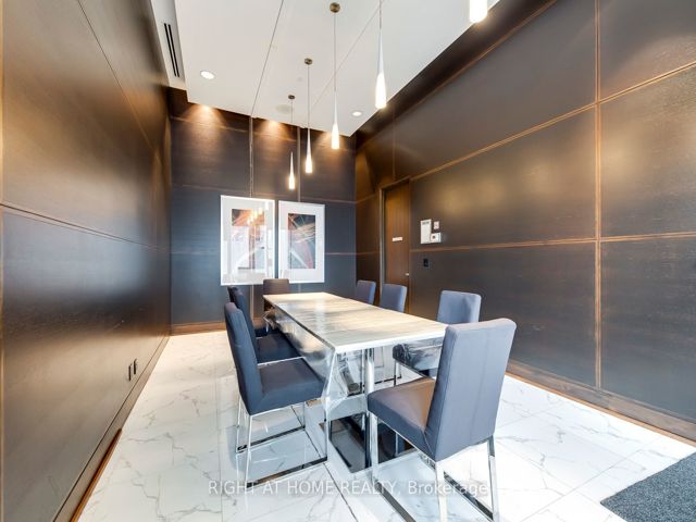 702 - 125 Village Green Sq