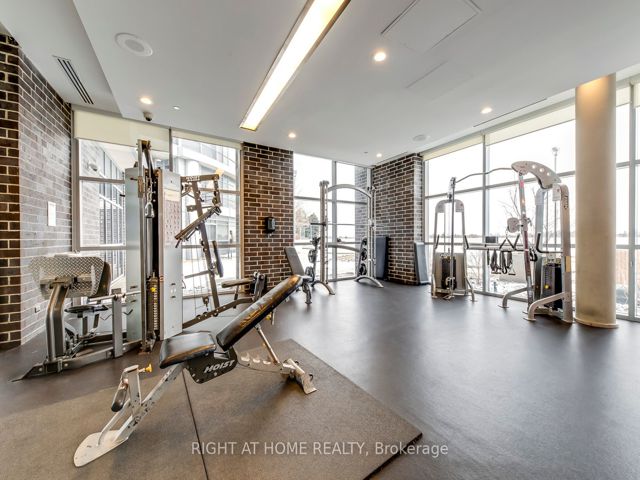 702 - 125 Village Green Sq