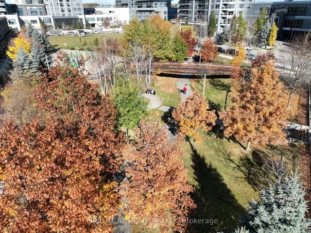 702 - 125 Village Green Sq