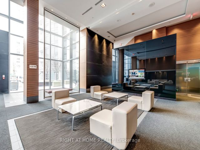 702 - 125 Village Green Sq