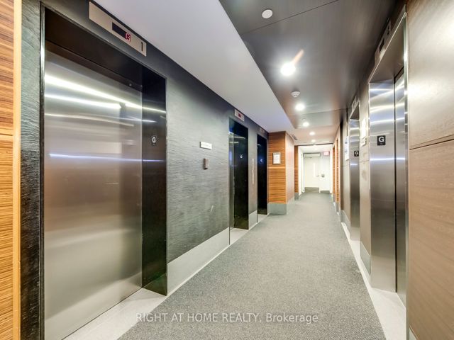 702 - 125 Village Green Sq