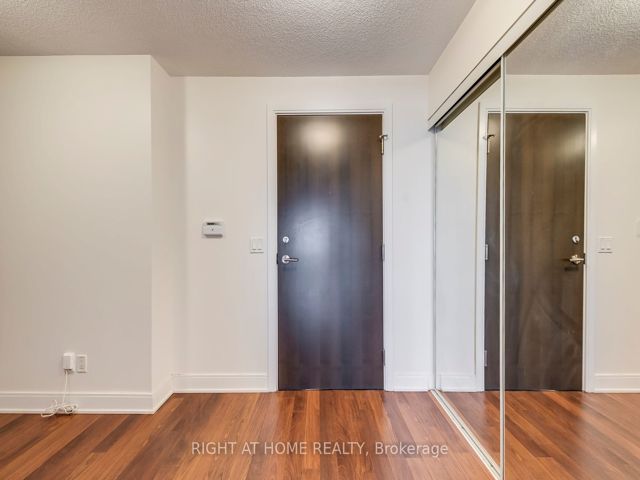 702 - 125 Village Green Sq