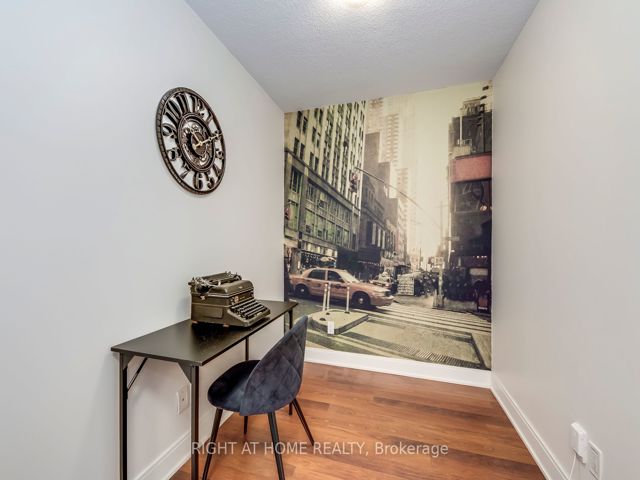 702 - 125 Village Green Sq