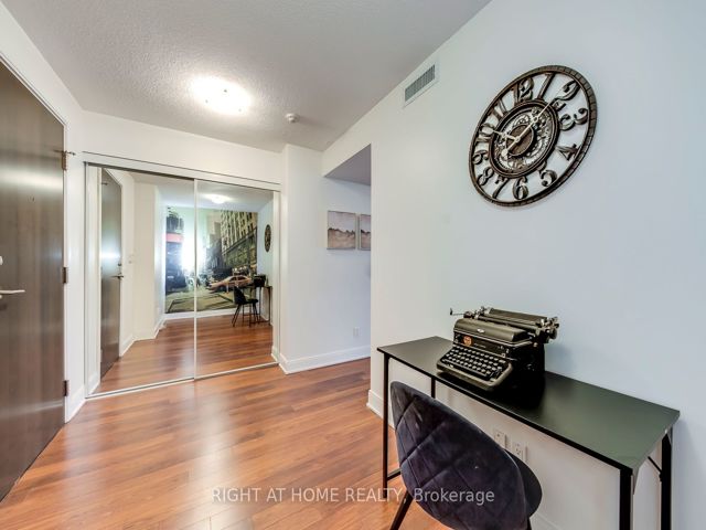 702 - 125 Village Green Sq