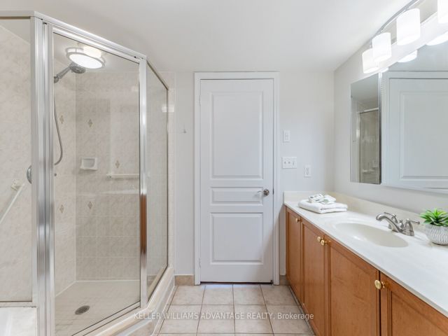 522 - 1733 Queen St E
