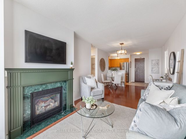 522 - 1733 Queen St E