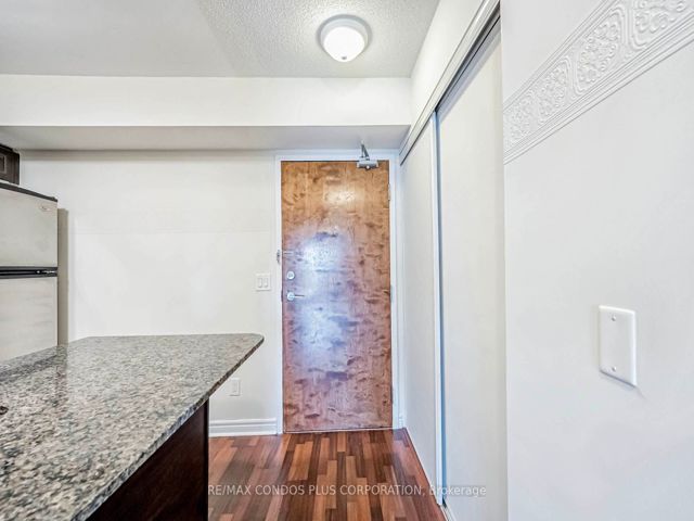 227 - 60 Fairfax Cres
