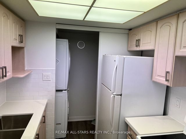 206 - 5 Greystone Walk Dr