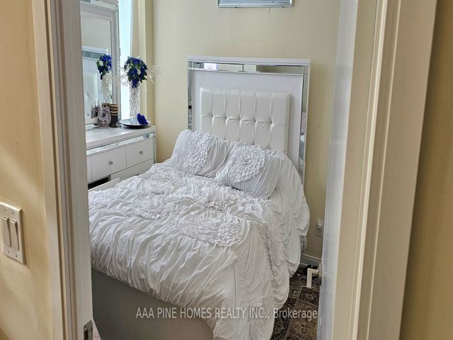 315 - 181 Village Green Sq