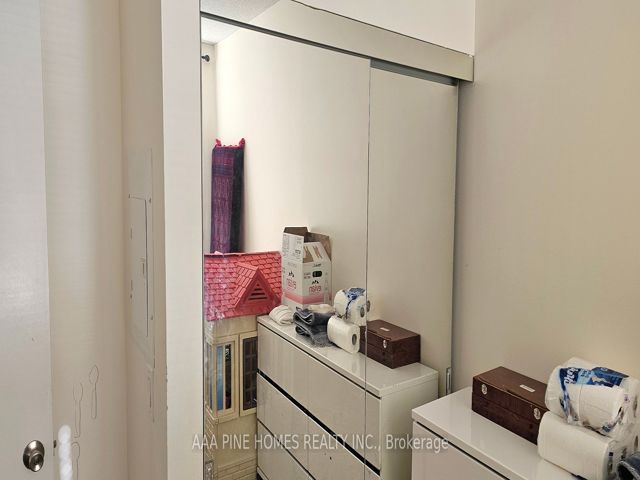 315 - 181 Village Green Sq