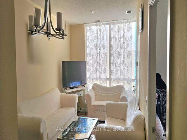 315 - 181 Village Green Sq