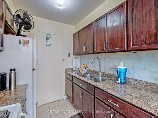 1208 - 20 Gilder Dr