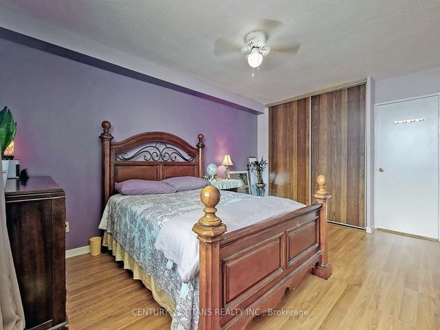 1208 - 20 Gilder Dr