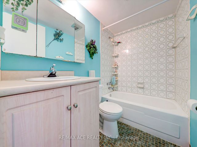 1101 - 20 Gilder Dr