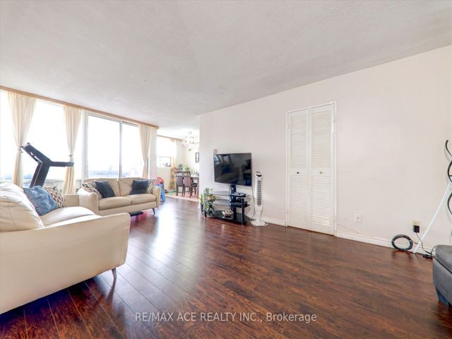 1101 - 20 Gilder Dr