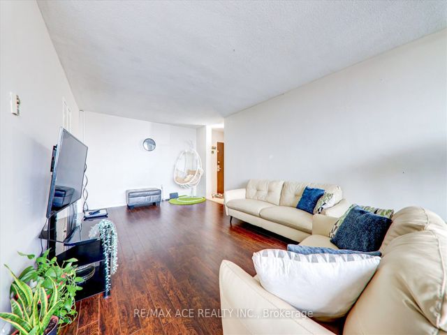 1101 - 20 Gilder Dr