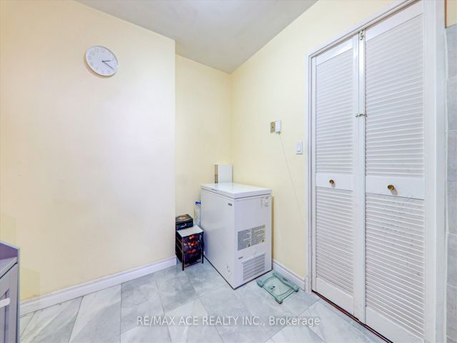 1101 - 20 Gilder Dr