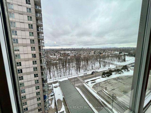 1906 - 25 Town Centre Crt