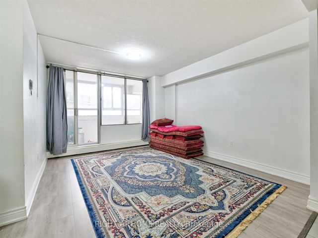 220 - 5580 Sheppard Ave E