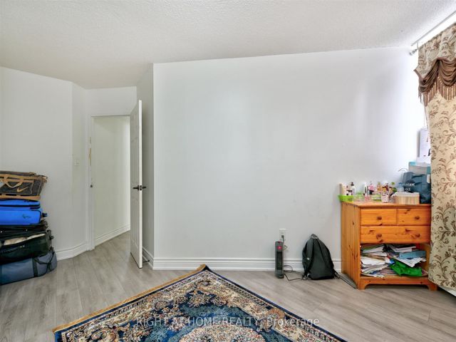 220 - 5580 Sheppard Ave E