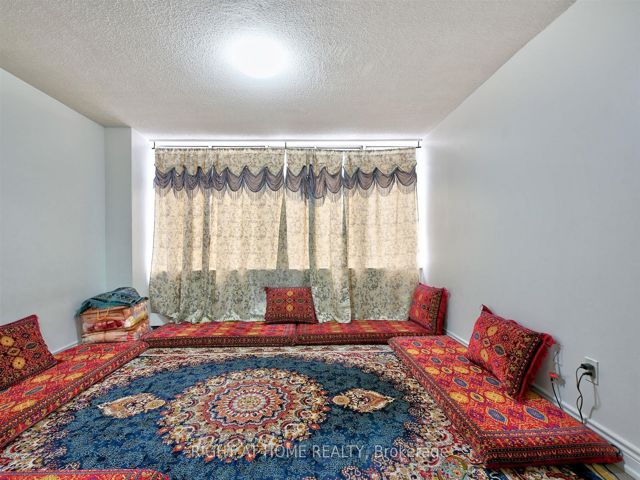220 - 5580 Sheppard Ave E
